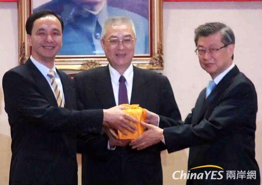 行政院今天舉行副院長交接典禮，朱立倫將印信交給陳冲。(兩岸網記者王定傳攝)