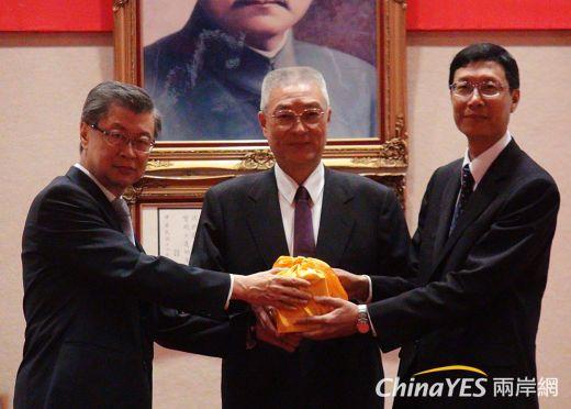 行政院副院長陳冲將印信交給新任金管會主委陳裕璋。(兩岸網記者王定傳攝)