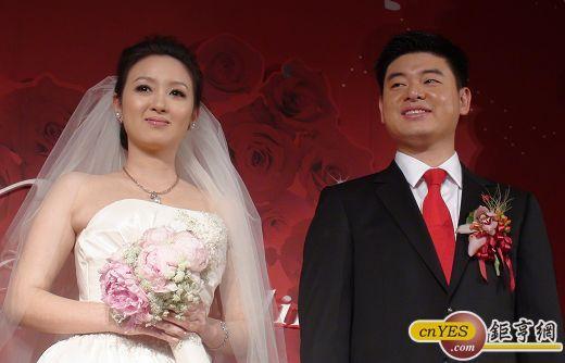 智冠集團董事長王俊博女兒王思涵及新郎李殷獎。(兩岸網記者王定傳攝)