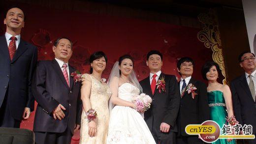 智冠集團董事長王俊博女兒今晚出嫁，總統府祕書長廖了以(圖右)及行政院副院長朱立倫(圖左)分別擔任男女方證婚人。(兩岸網記者王定傳攝)