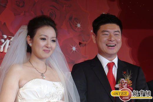 智冠集團董事長王俊博女兒王思涵及新郎李殷獎。(兩岸網記者王定傳攝)