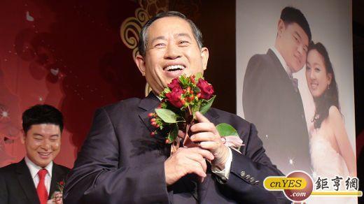 智冠集團董事長王俊博女兒今晚出嫁，臉上滿是笑容。(兩岸網記者王定傳攝)