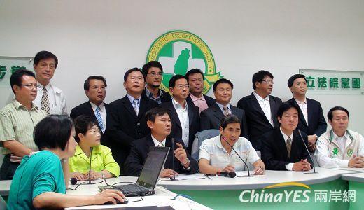 立院衝突過後，民進黨團召開記者會，立委一自排開，譴責國民黨團。(兩岸網記者王定傳攝)