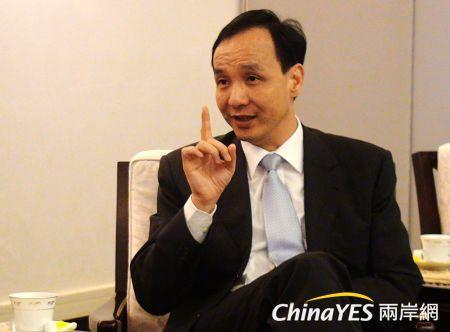 行政院副院長朱立倫接受鉅亨網專訪，他認為，透過公告地價合理化，可避免財團養地，達到公平正義的效果。(兩岸網記者王定傳攝)