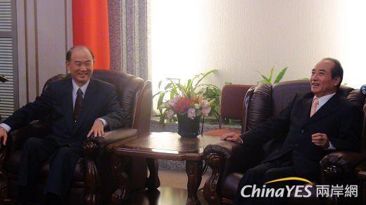 新任國安會秘書長胡為真今日拜會立法院長王金平。(兩岸網記者王定傳攝)