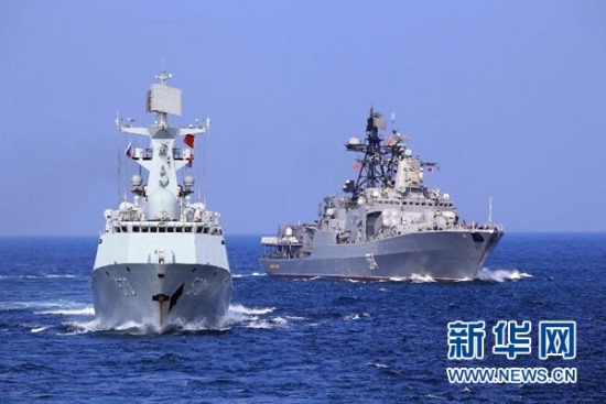 9月16日，中國海軍黃山艦和俄羅斯軍艦「特裡布茨海軍上將號」反潛艦組成編隊駛向演習海區。  圖片來源：中新網
