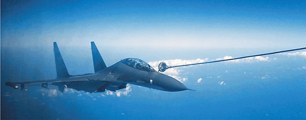 蘇 - 30 戰機進行海上空中受油。 圖片來源:香港文匯報