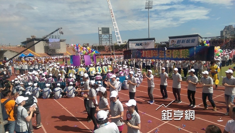 友達20歲生日員工齊賀。(鉅亨網記者楊伶雯攝)