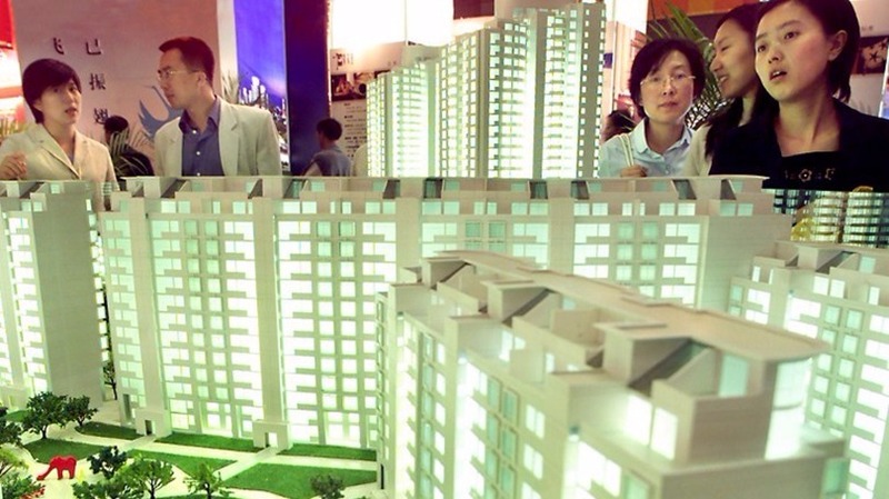 中國政府正努力營造一個樓價只升不跌的態勢,讓民眾願意不斷加槓桿來買樓,把債務分攤給百姓,以減低房地產行業爆煲引來經濟及銀行系統出問題的風險。 (圖:AFP)