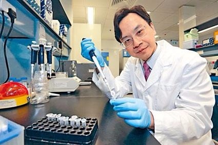 中文大學教授盧煜明在實驗室。  圖片來源：星島日報