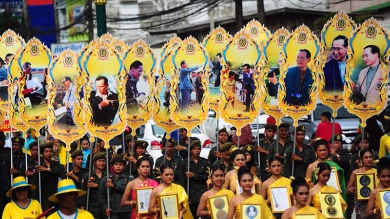 泰國民眾在「鄺迪芒奈良」節日，拿著泰王普美蓬圖像遊行，為他祈福。 (圖：AFP)