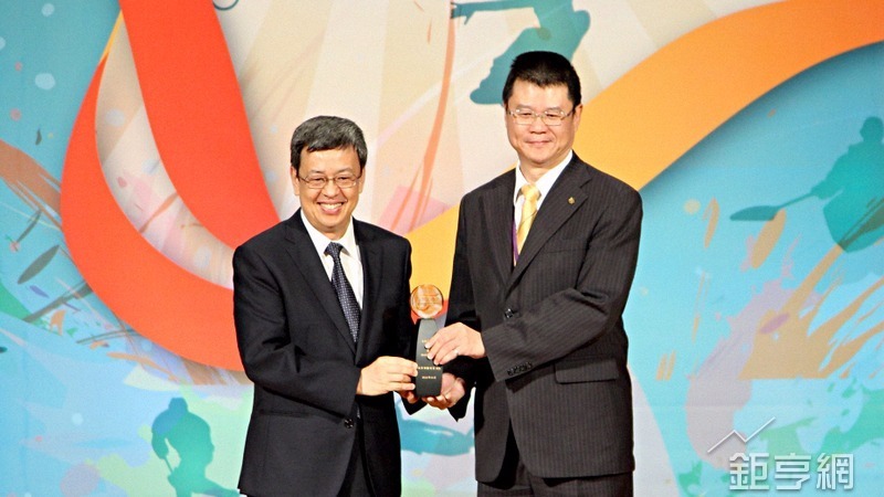 副總統陳建仁(左)親頒永慶「運動企業認證標章」認證 。(圖：業者提供)
