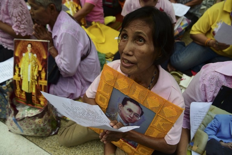 民眾為泰王祈福。 (圖：AFP)