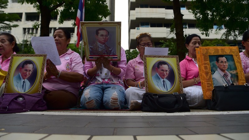 泰國民眾上街為國王祈求健康(圖:AFP)