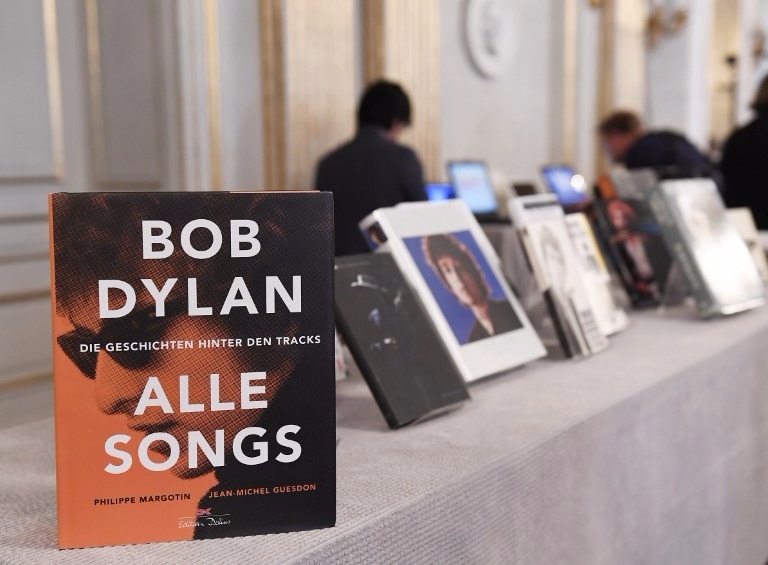 Bob Dylan除出專輯外,還出版實驗性著作、散文詩集《狼蛛》。 (圖:AFP)