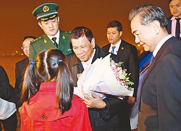 菲律賓總統杜特蒂18日晚飛抵北京，開始對中國展開國事訪問，中國外交部部長王毅(右)等在機場迎接。   圖片來源：香港文匯報