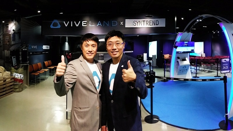 三創生活營運副總經理王國瑞(左)HTC VR新技術部門副總經理鮑永哲宣布VIVELAND試營。(圖：宏達電提供)