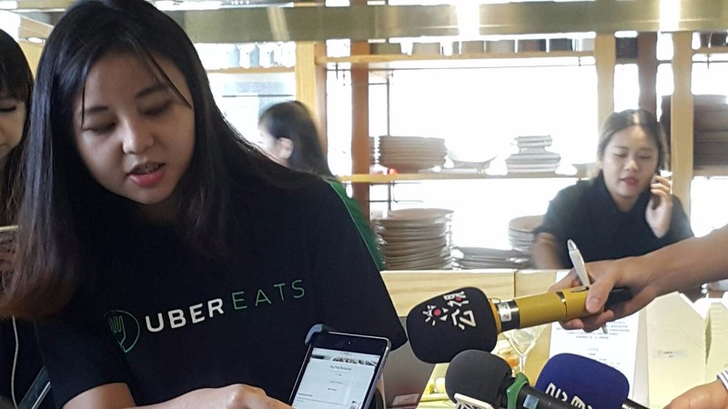 Uber EATS今日上路，工作人員介紹如何使用。(鉅亨網記者宋宜芳攝)