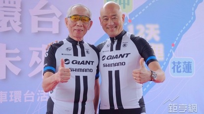 巨大創辦人劉金標(左)將續任微笑單車董事長。(鉅亨網記者張欽發攝)
