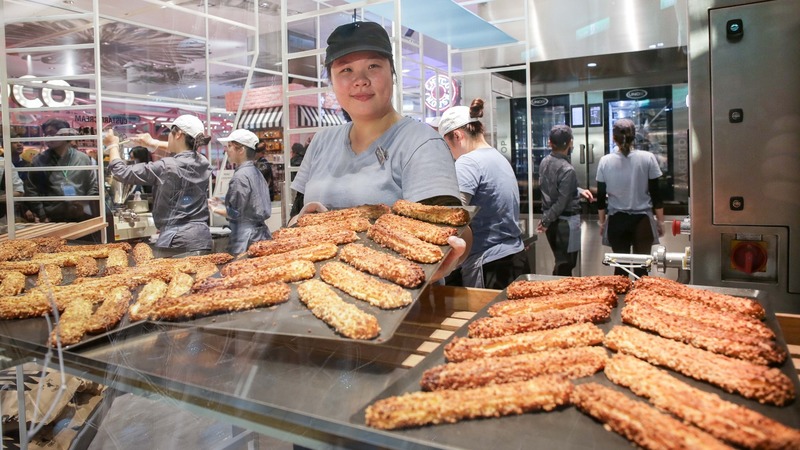 ZAKUZAKU棒棒泡芙海外首店。(圖：新光三越提供)