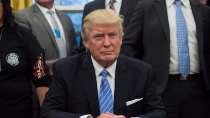 川普今晨簽署行政命令,正式退出TPP。 (圖:AFP)