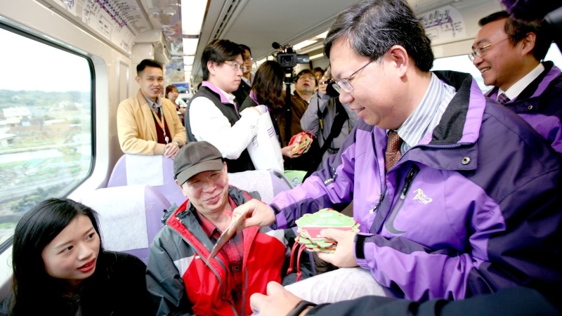 桃園市長鄭文燦(右)試乘機場捷運。(圖：桃捷提供)