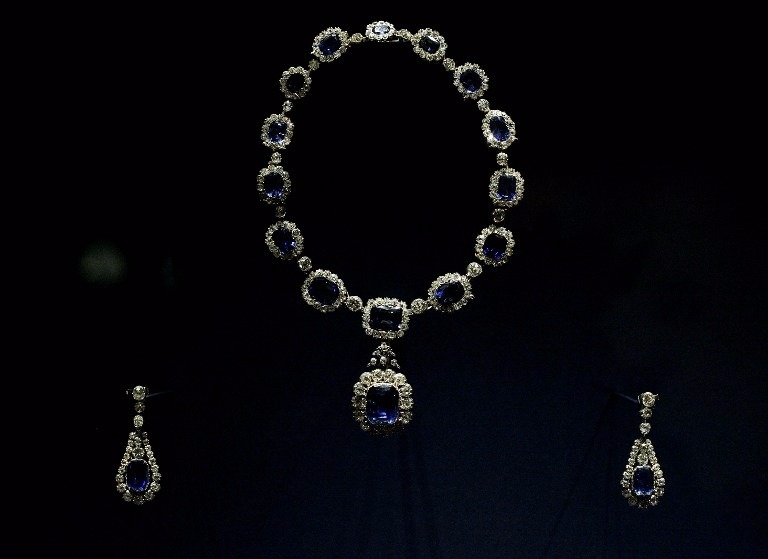 女王這套藍寶石鑽飾，鑲嵌16顆巨大矩形藍寶石。  (圖：AFP)