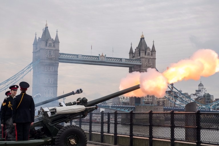 倫敦塔、綠園等地鳴放 41 響皇家禮炮致意。 (圖：AFP)