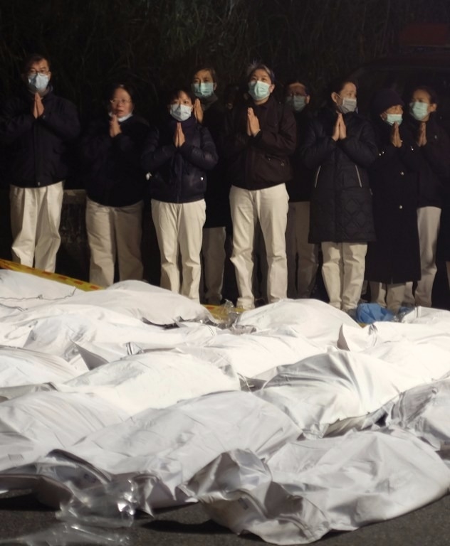 32人當場死亡,慈濟志工在現場安撫亡者靈魂。 (圖:AFP)