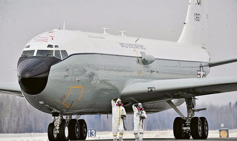 有航班追蹤網站發現，美軍上周五派出圖中的WC-135核輻射偵察機，啟程飛往英國，相信是協助偵測歐洲的核輻射。  圖片來源：香港明報