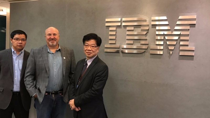 IBM投入區塊鏈應用，由Hyperledger 專案委員會主席 Christopher Ferris（中）來台說明。