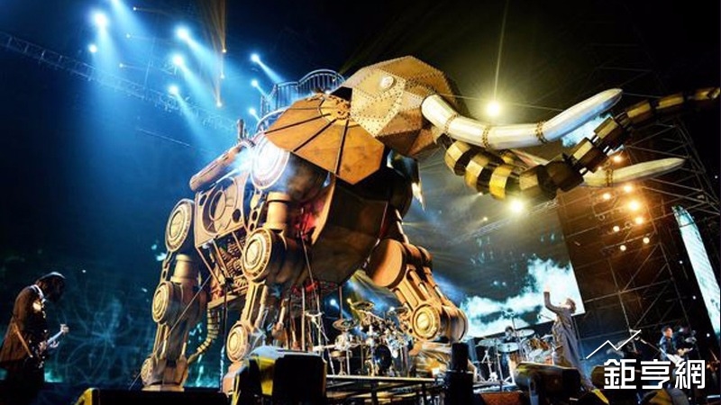 五月天演唱會上的大型機械巨象。(圖／必應創造提供)