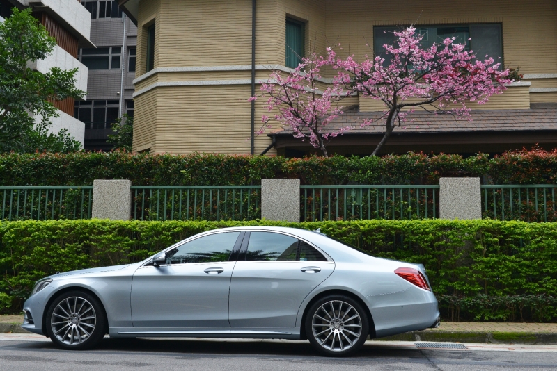 S 350 d 運動版較長軸型縮短了 130mm 的軸距，更顯俐落身形。
