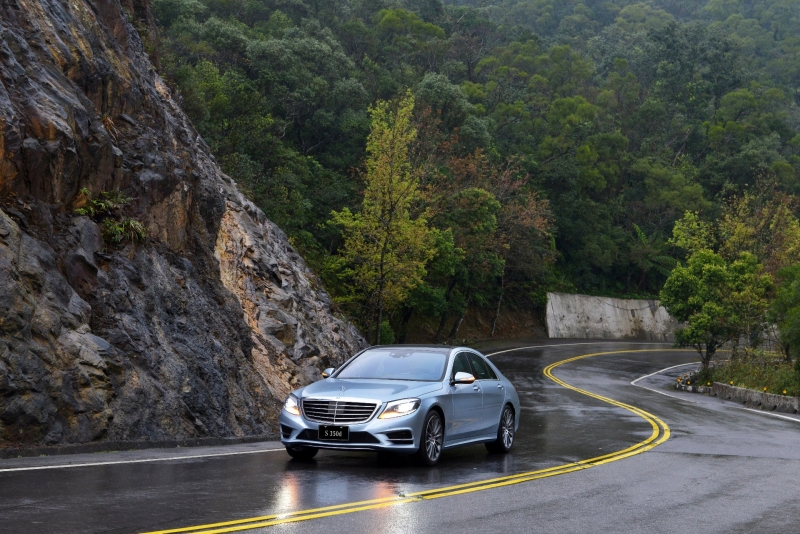 搭配 Intelligent Drive 智慧駕駛輔助，S 350 d 運動版能為車主帶來前所未見的駕馭樂趣。