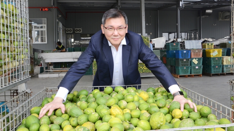 雅茗-KY董事長吳伯超赴屏東簽訂擴大檸檬採購契作合約。(圖：雅茗-KY提供)