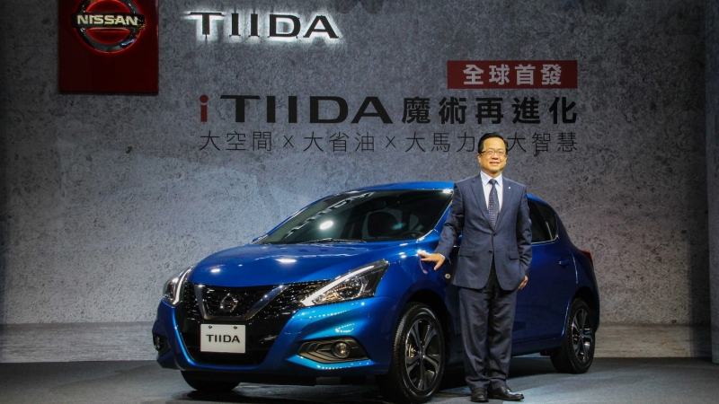 裕日車總經理李振成介紹全球首發NISSAN iTIIDA。(圖：裕日車提供)