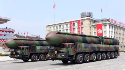 北韓15日閱兵展現導彈雄風。  (圖：AFP)