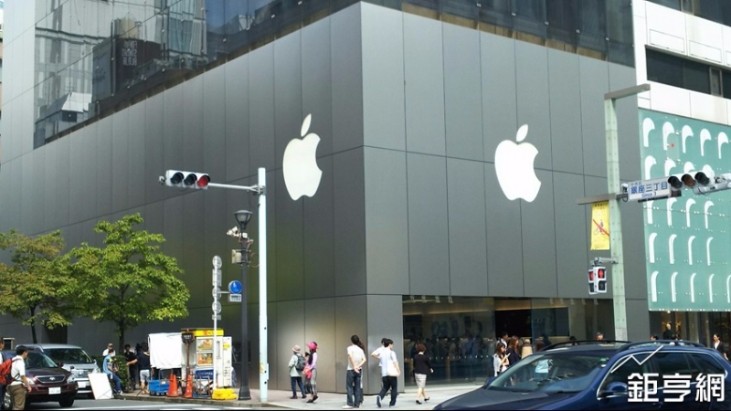 蘋概股樂！傳蘋果新款高階iPhone 8上市首季出貨上看1億支。(鉅亨網記者李宜儒攝)