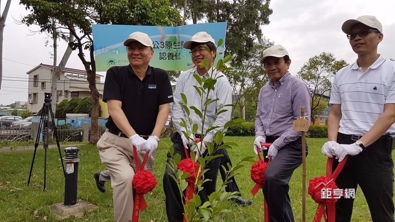 群創教育基金會董事長段行建(左一)親手種樹。(鉅亨網記者楊伶雯攝)