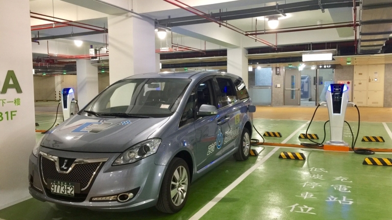 水湳經貿園區中納智捷M7 EV+電動車和裕隆電能的充電樁。(圖：裕隆提供)