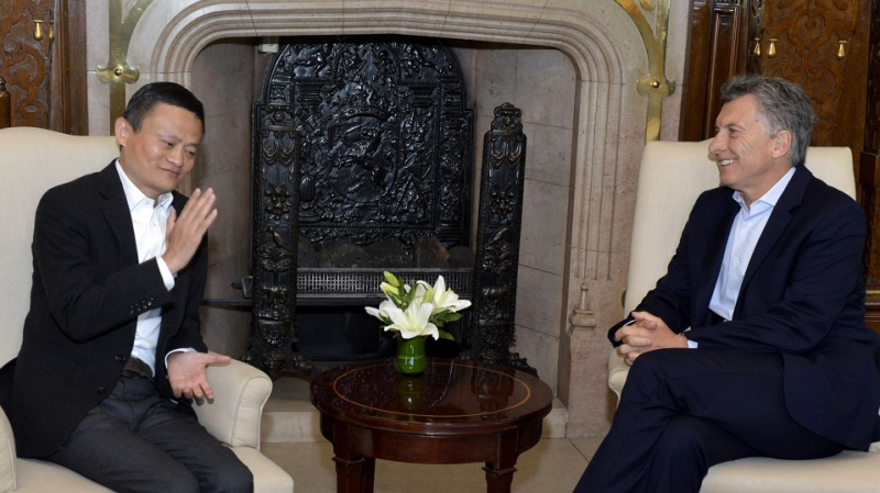 阿里巴巴集團董事局主席馬雲(左)與阿根廷總統Mauricio Macri共同見證雙方簽約。(圖：阿里巴巴集團提供)