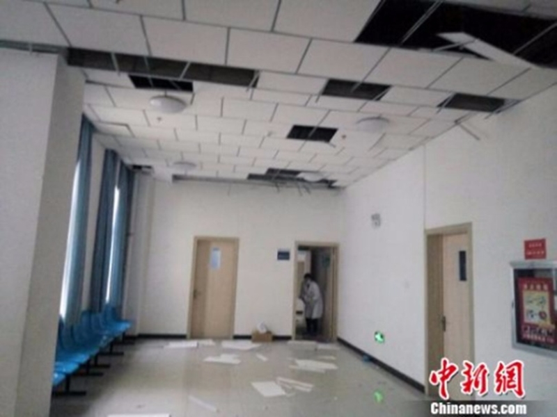 地震導致塔縣人民醫院吊頂受損嚴重。 圖片來源：中新網
