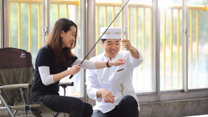 麗晶學苑推出私人管家陪同體驗台灣獨有的釣蝦之旅服務。(圖：晶華提供)