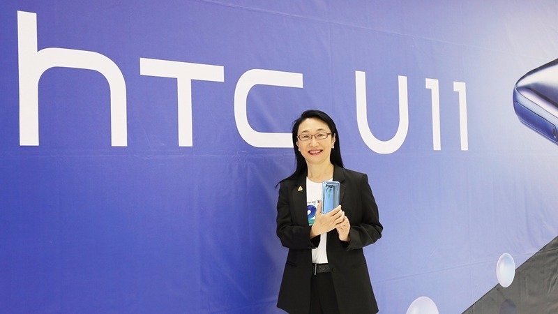 宏達電董事長王雪紅開心展示HTC U11。(圖：宏達電提供)