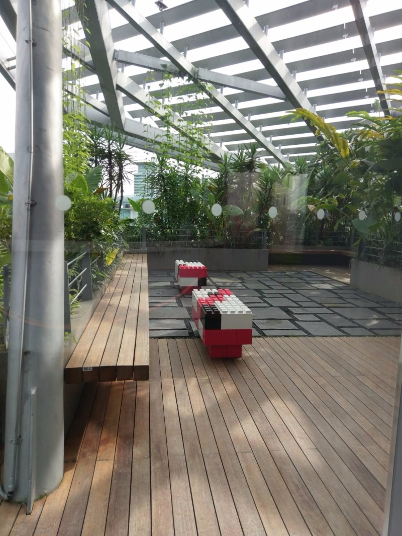 亞洲創新中心DBS Asia X，小庭園中的樂高積木椅子。(鉅亨網記者宋宜芳攝)