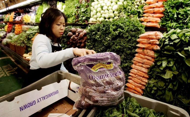 全食超市的有機類商品和亞馬遜正在著力打造的生鮮配送、生鮮提貨服務是有極高的協同效果。 (圖:AFP)