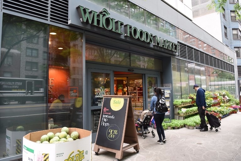 全食超市的456家門店,讓亞馬遜的物流成本大為降低。 (圖:AFP)