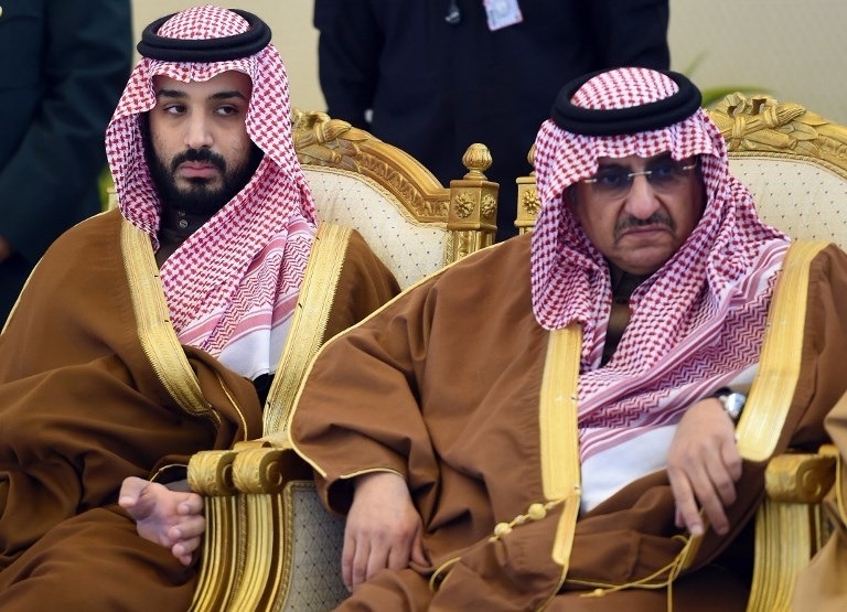 沙烏地國王免除內政部長 bin Nayef (右) 王儲身分,改立兒子 bin Salman (左) 為新王儲。(AFP)