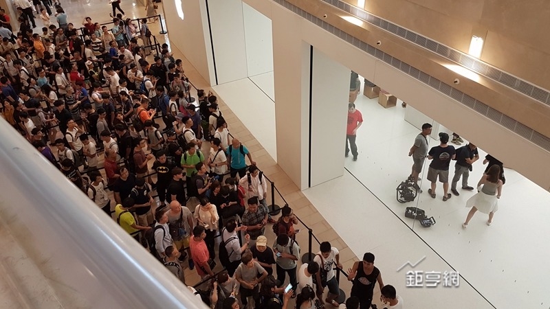 台灣首家Apple store開幕台北101內也是排滿人。(鉅亨網記者楊伶雯攝)