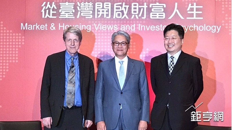 台新金控董事長吳東亮(中)、諾貝爾經濟學家Robert J. Shiller(左)、異康Fintech集團及青興資本首席資深顧問楊應超(右)合影。(鉅亨網記者陳慧菱攝)